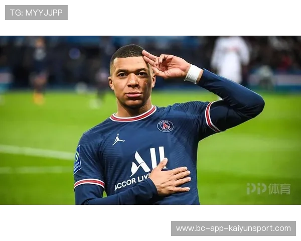 姆巴佩与球迷合唱国歌画面催泪，展现爱国情怀