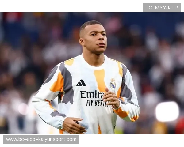 姆巴佩与球迷合唱国歌画面催泪，展现爱国情怀